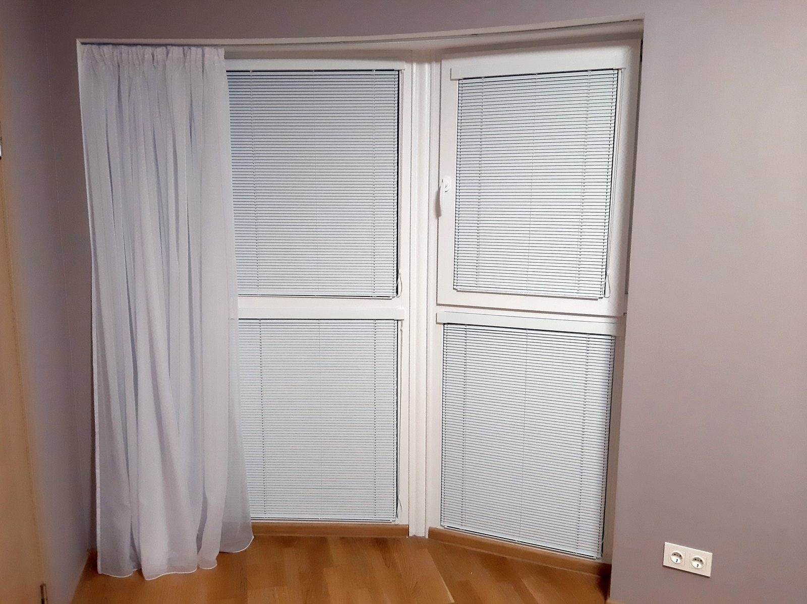 Baltas 16 mm alumīnija žalūzijas erkera loga vērtnēs — montāža bez urbšanas, FENSTORA darbs