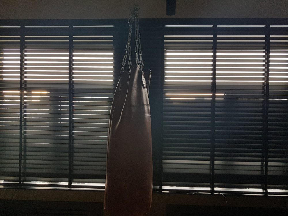 Tumšas koka žalūzijas 50 mm mājas sporta zālē