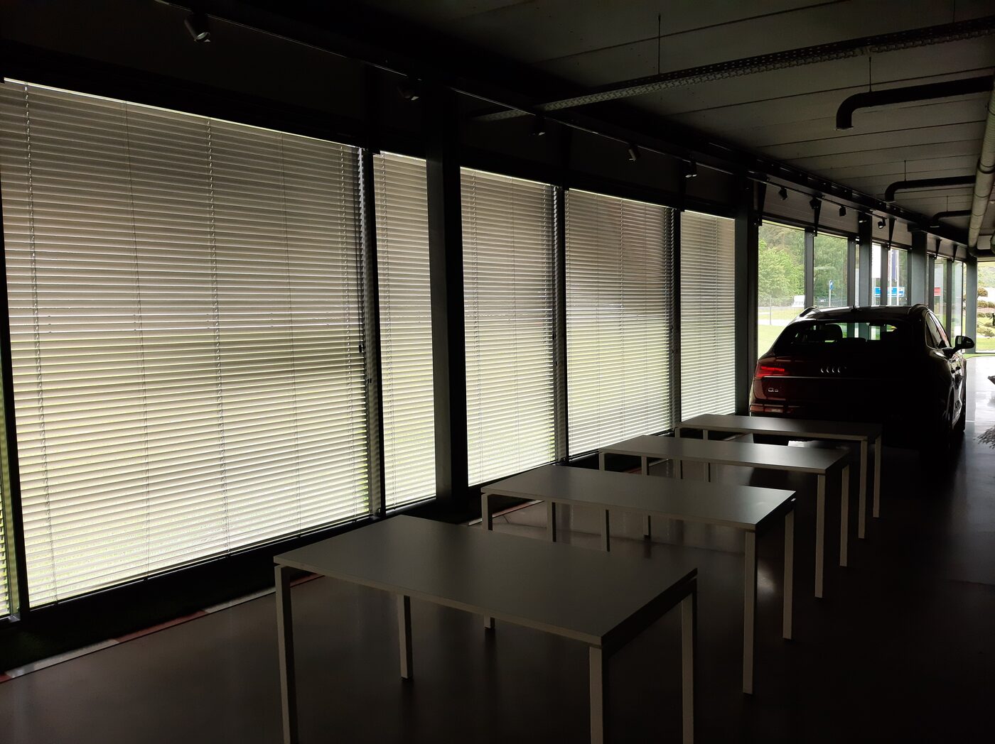 Sudrabainas alumīnija žalūzijas autosalona vitrīnās Sudrabainas alumīnija žalūzijas autosalona vitrīnās