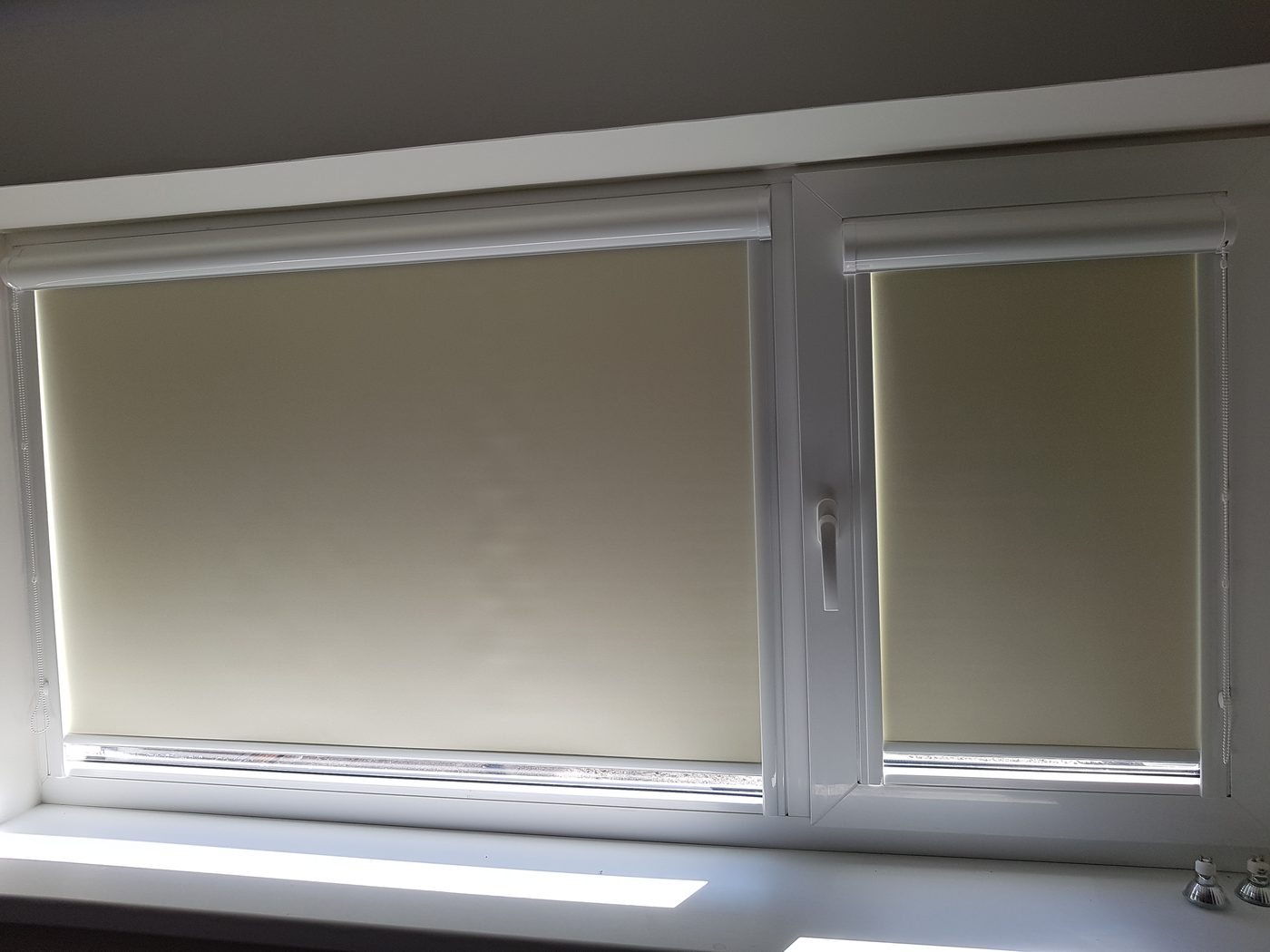 Krēmkrāsas blackout kasešu žalūzijas platā logā Krēmkrāsas blackout kasešu žalūzijas platā logā