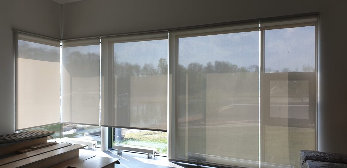 Bēšas screen rullo žalūzijas privātmājas panorāmas logos Bēšas screen rullo žalūzijas privātmājas panorāmas logos