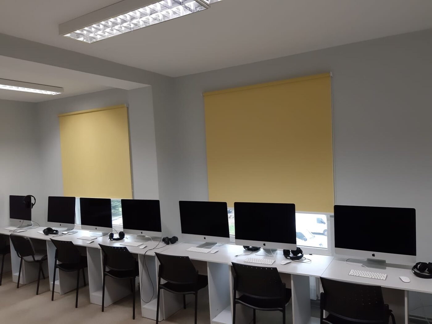 Dzeltenas rullo žalūzijas datorklasē Dzeltenas rullo žalūzijas datorklasē