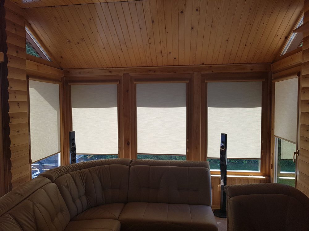 Kasešu žalūzijas koka mājas verandas logos