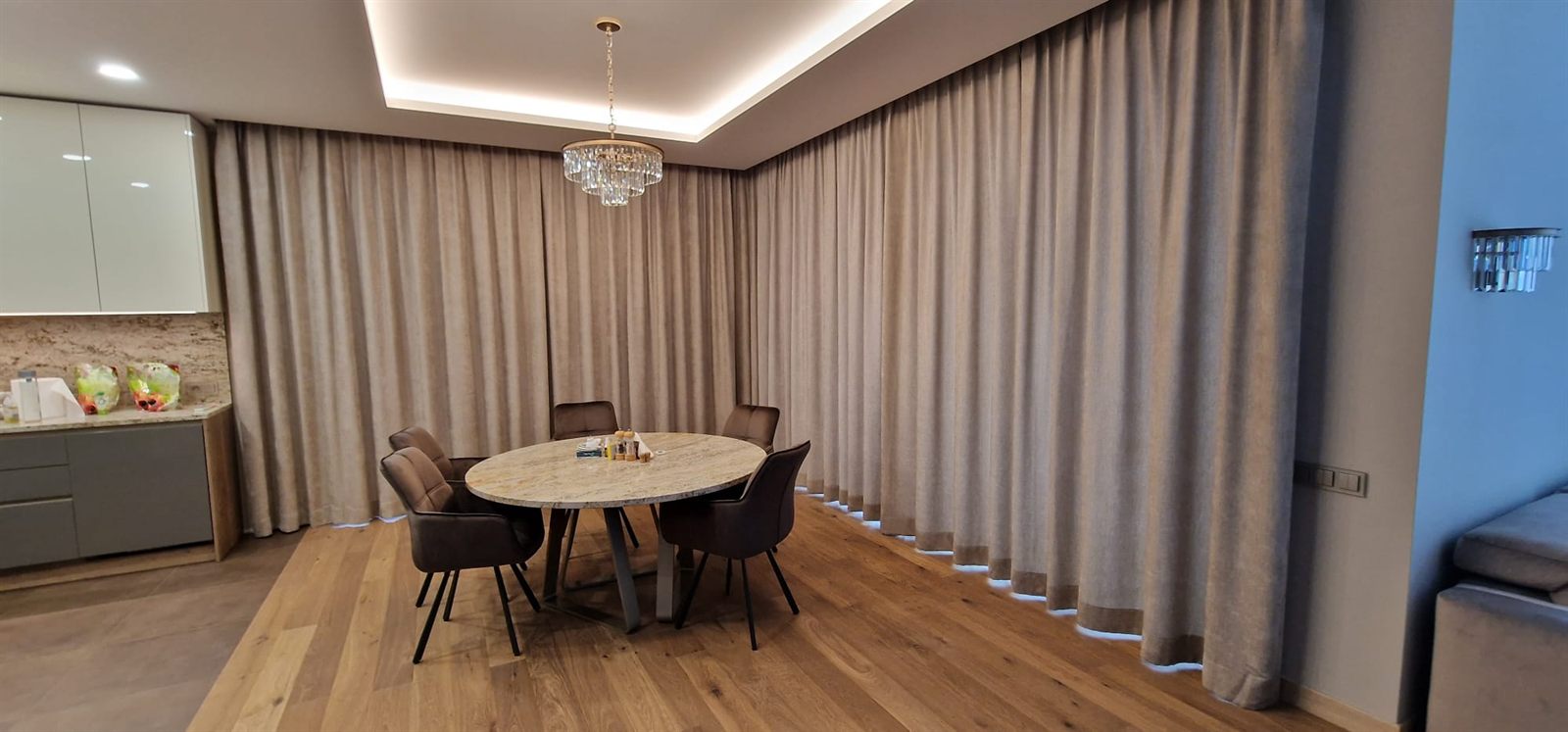 Bēšas portjeras un tills ēdamistabā ar panorāmas logiem — FENSTORA, Rīga