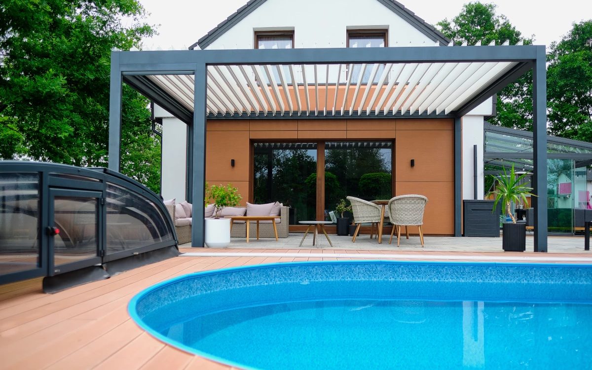 Sunwinner WIN CLIMATIC S400 bioklimatiskā pergola ar grozāmām lamelēm pie baseina