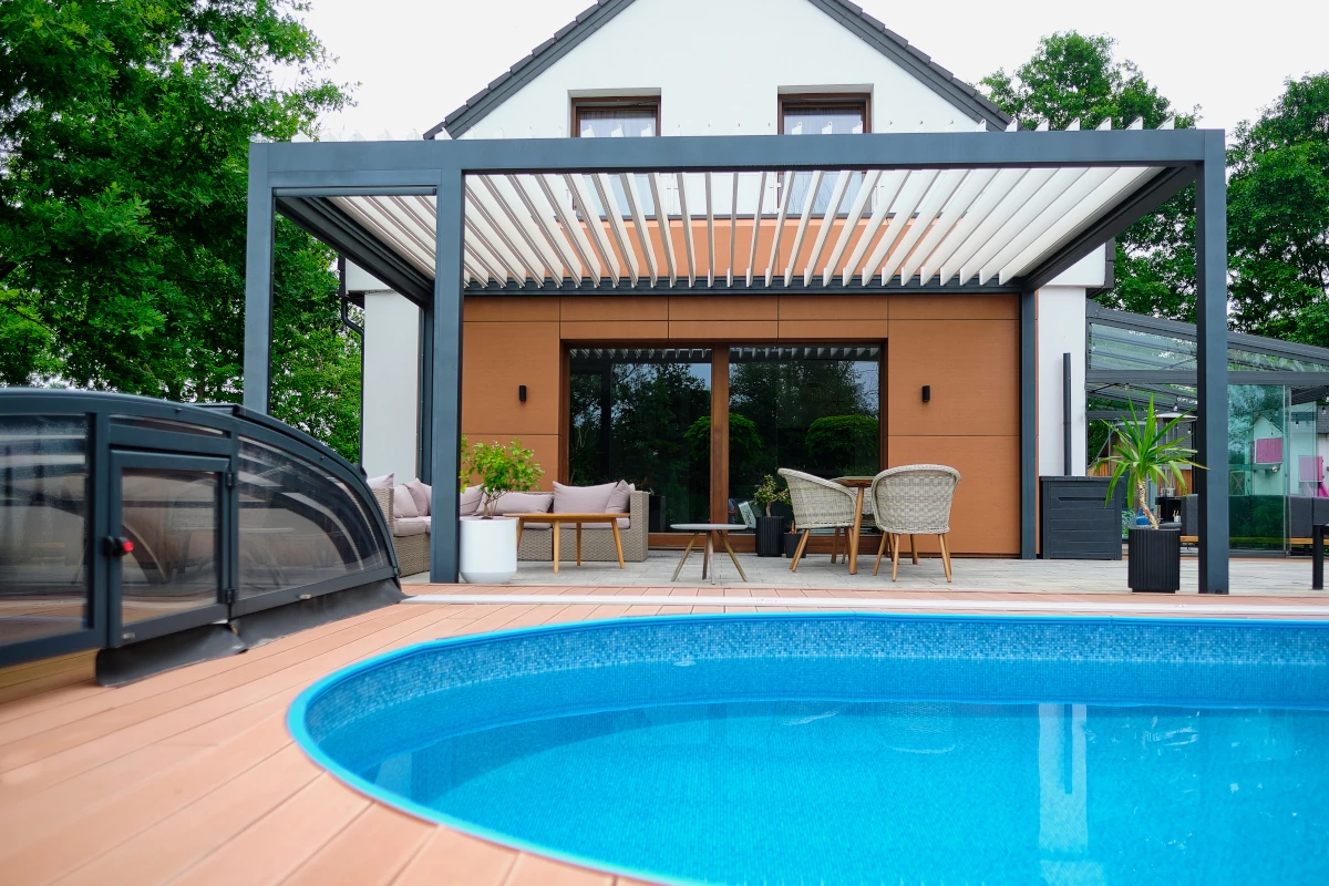 WIN CLIMATIC S400 pergola ar aizvērtu lameļu jumtu lietus laikā