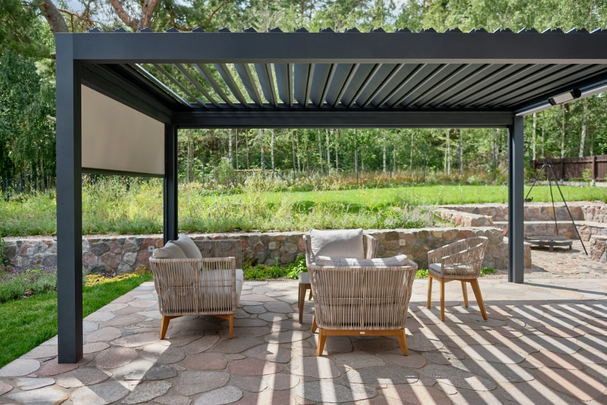 S500 pergola ar sānu stikla sienām un apgaismojumu