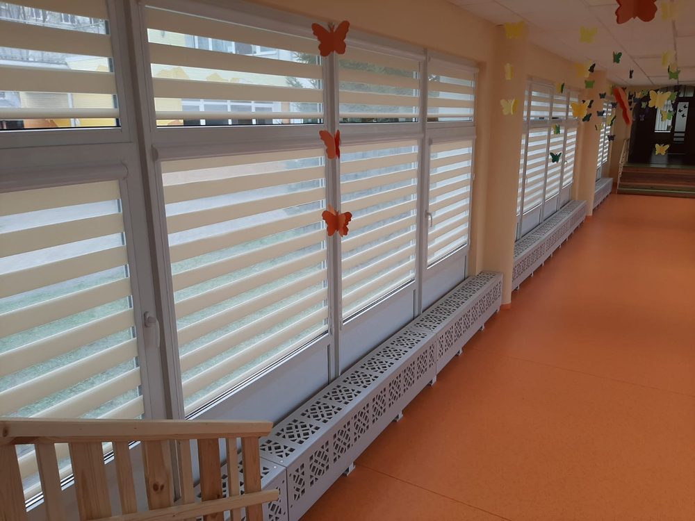 Krēmkrāsas diena-nakts žalūzijas bērnudārza gaitenī