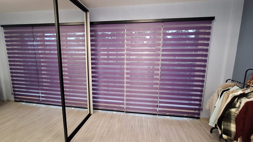 Violetas diena-nakts žalūzijas ģērbtuves panorāmas logā