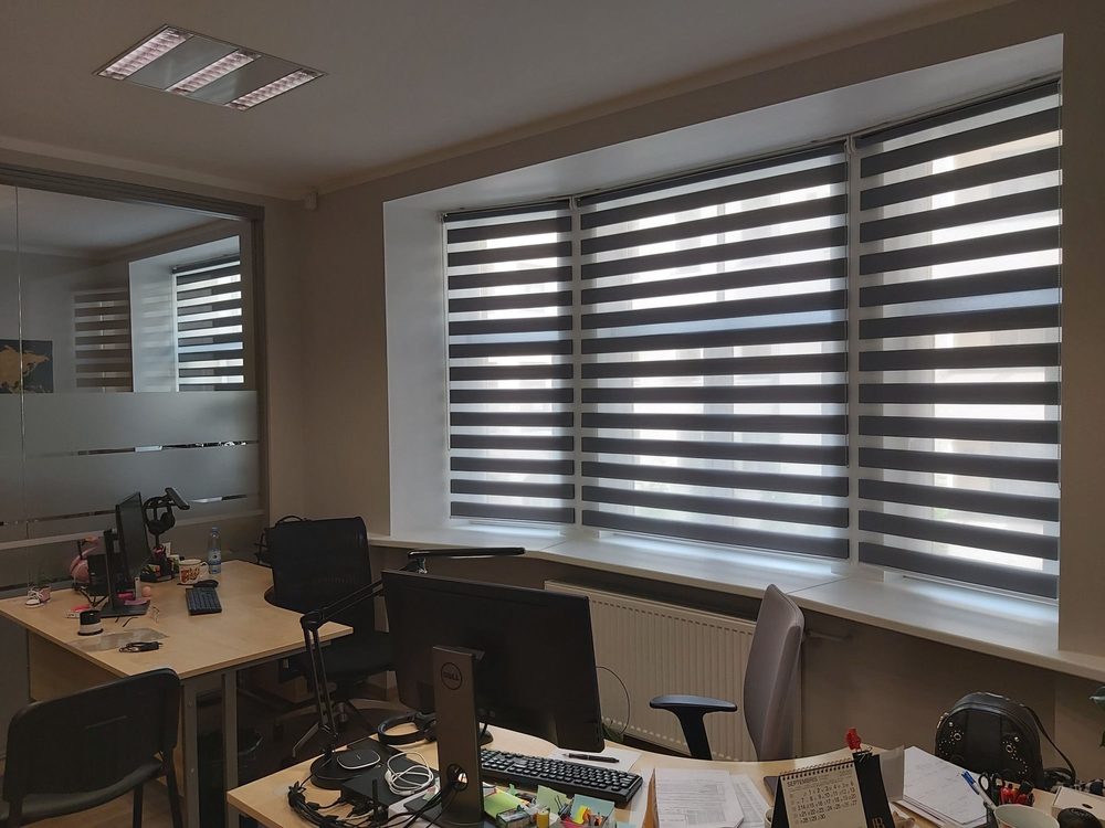 Pelēkas diena-nakts žalūzijas biroja panorāmas logos